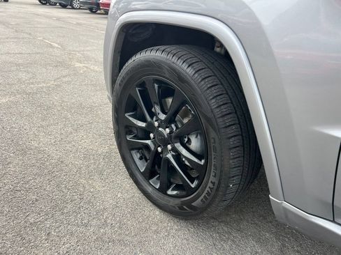 Used 2018 Jeep Grand Cherokee Altitude AWD/4WD image 32