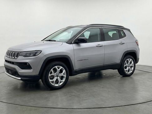Used 2025 Jeep Compass Latitude AWD/4WD image 3