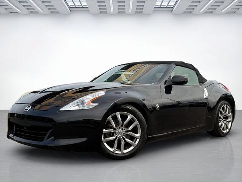 Used 2011 Nissan 370Z Touring RWD image 4