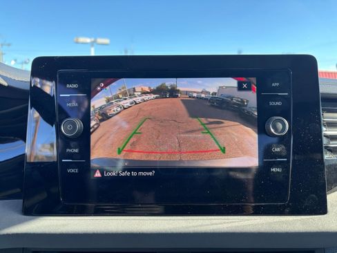 Used 2025 Volkswagen Jetta SE image 17