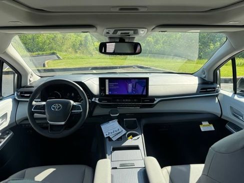 New 2026 Toyota Sienna XLE AWD/4WD image 19