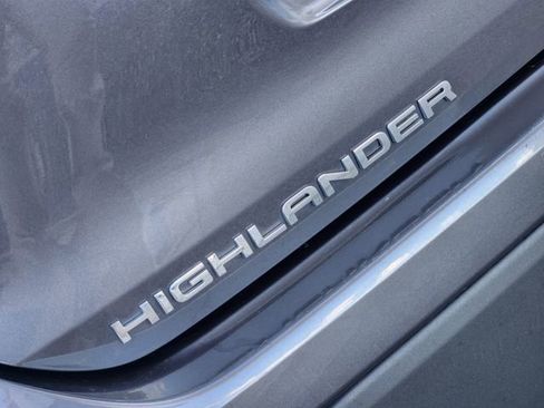 Used 2022 Toyota Highlander XLE image 9