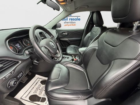 Used 2019 Jeep Cherokee Latitude Plus AWD/4WD image 11