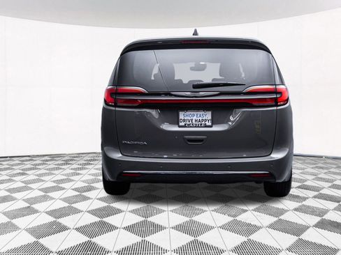 Used 2023 Chrysler Pacifica Touring-L FWD image 10