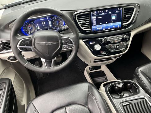 Used 2024 Chrysler Pacifica Touring-L FWD image 13