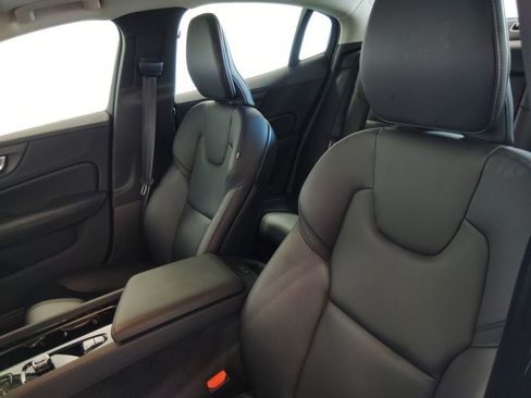 Used 2025 Volvo S60 B5 Core image 31