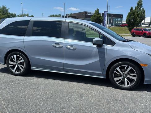 Used 2023 Honda Odyssey Touring image 3