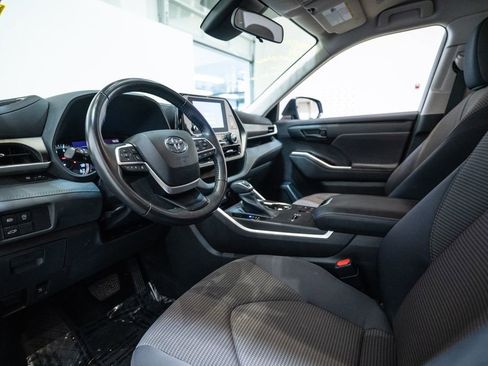 Used 2023 Toyota Highlander LE FWD image 4