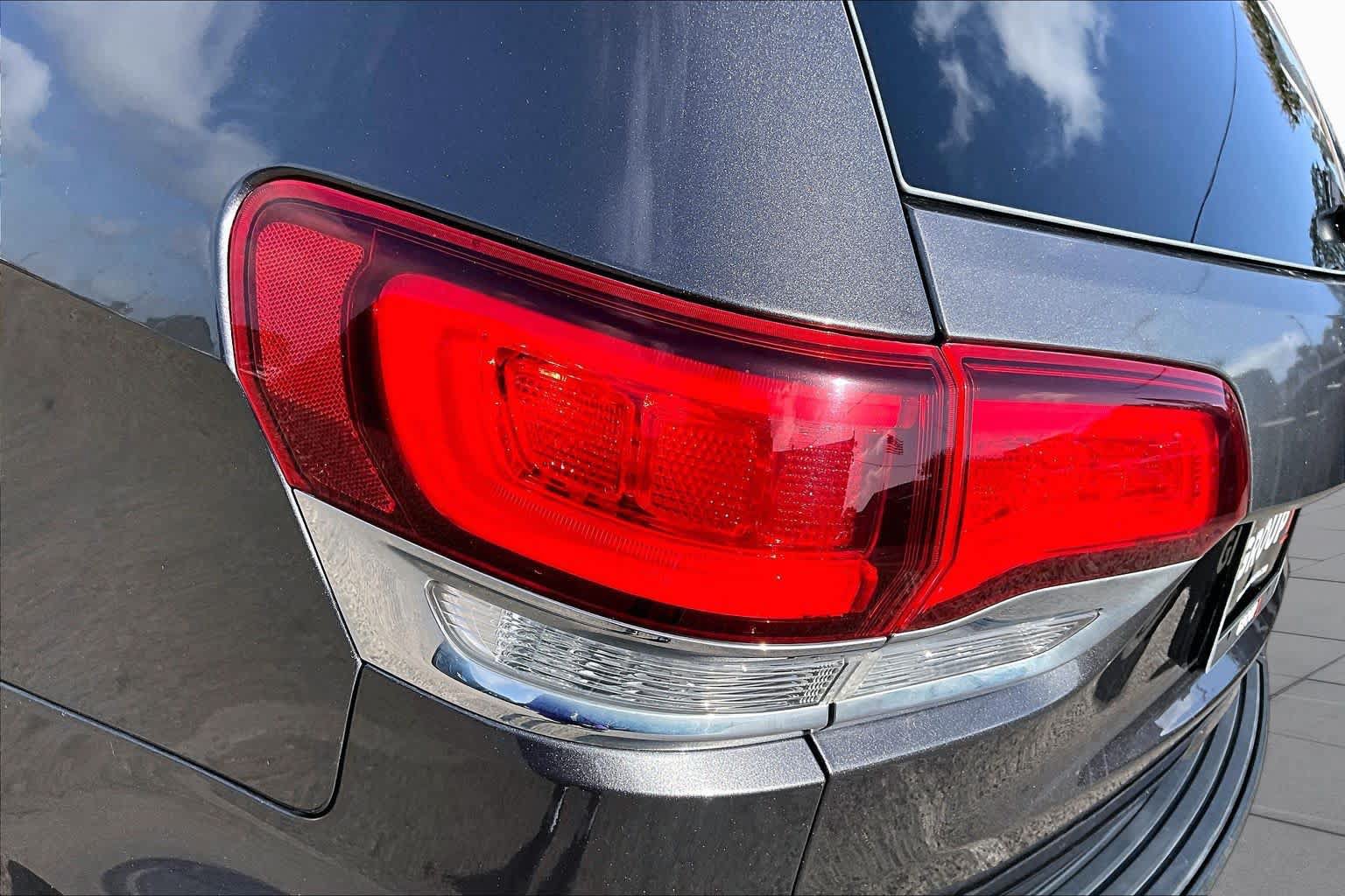 Used 2020 Jeep Grand Cherokee Laredo RWD image 28