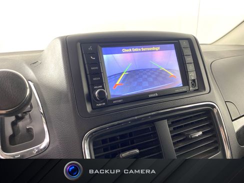 Used 2019 Dodge Grand Caravan SE w/ UConnect Hands-Free Group FWD image 2