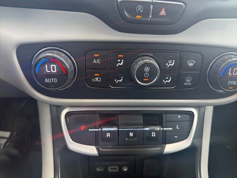 Used 2022 GMC Terrain SLT w/ Infotainment Package II FWD image 10