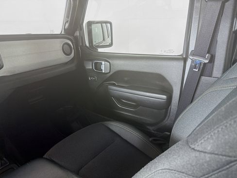 Used 2024 Jeep Wrangler Unlimited image 26