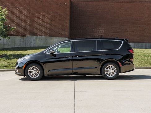 Used 2024 Chrysler Pacifica Touring-L FWD image 6