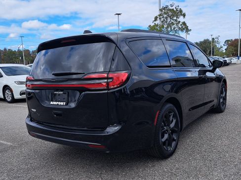 New 2026 Chrysler Pacifica Select w/ S Appearance Package image 4