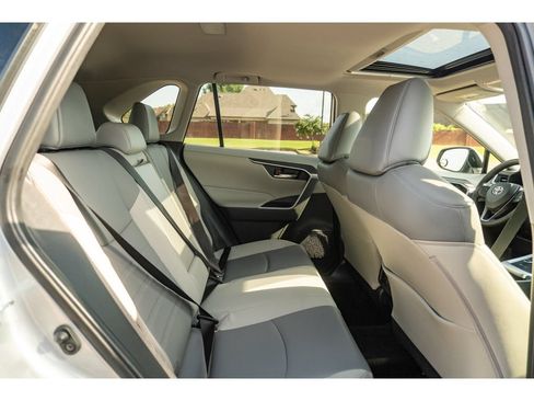 Used 2022 Toyota RAV4 XLE Premium AWD/4WD image 17