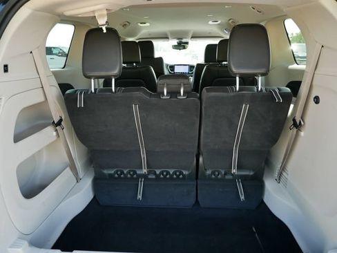 Used 2023 Chrysler Pacifica Touring-L FWD image 6