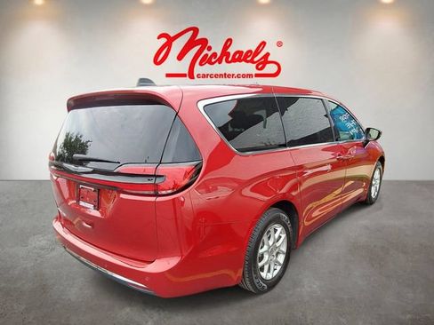 Used 2024 Chrysler Pacifica Touring-L FWD image 5