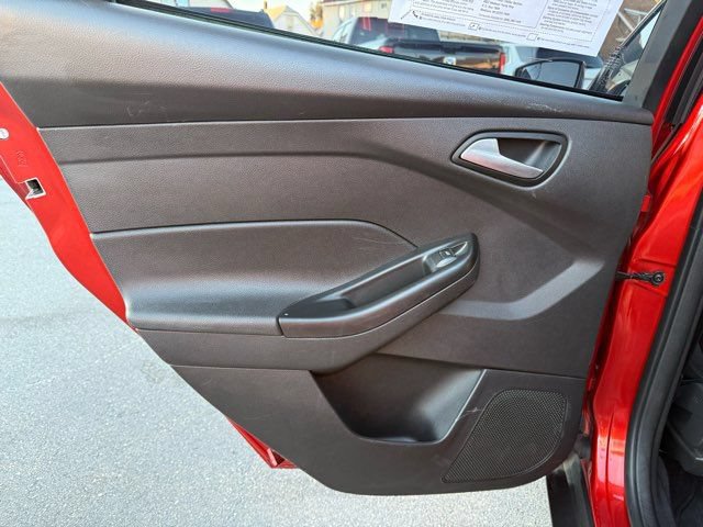 Used 2018 Ford Focus SE w/ Cold Weather Package FWD image 12