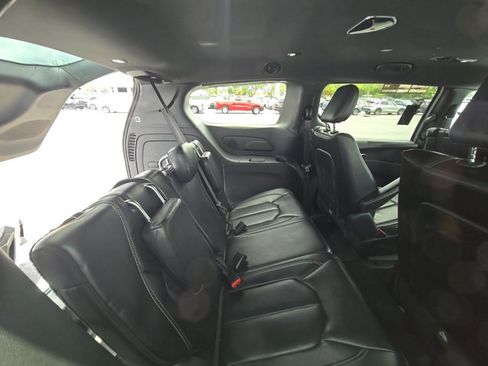 Used 2022 Chrysler Pacifica Touring-L w/ Uconnect Theater Family Group FWD image 10