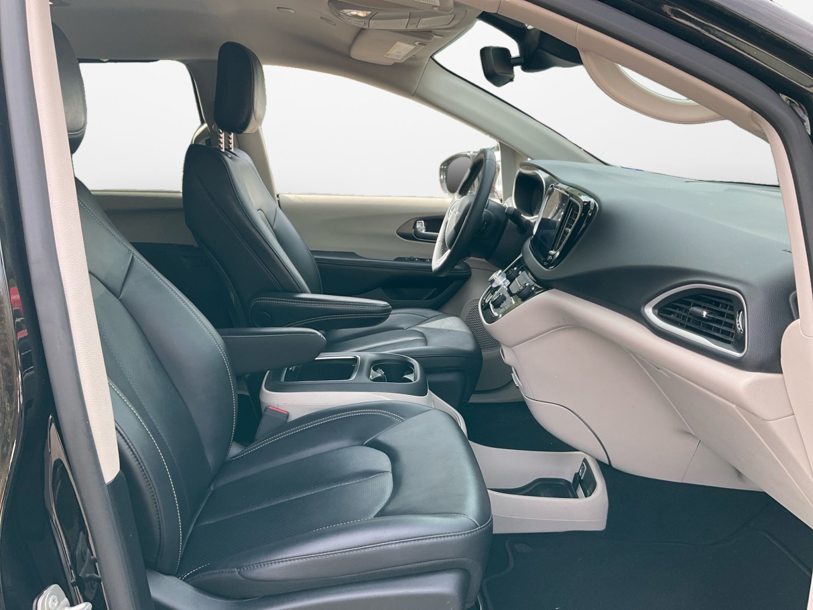 Used 2024 Chrysler Pacifica Touring-L FWD image 17