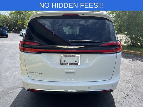 Used 2023 Chrysler Pacifica Touring-L FWD image 6