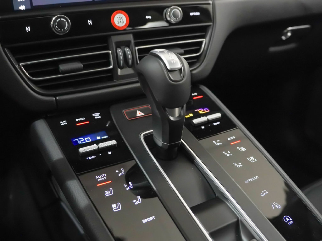 Certified 2026 Porsche Macan AWD/4WD image 33