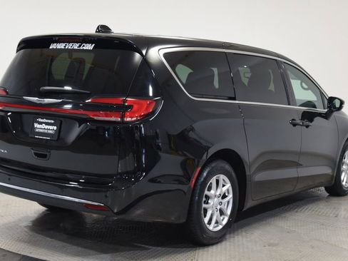 Used 2025 Chrysler Pacifica Select FWD image 15