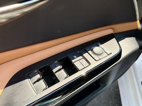 Certified 2024 Lexus ES 300h w/ Accessory Package (Z2) FWD image 7