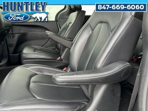 Used 2024 Chrysler Pacifica Limited FWD image 11