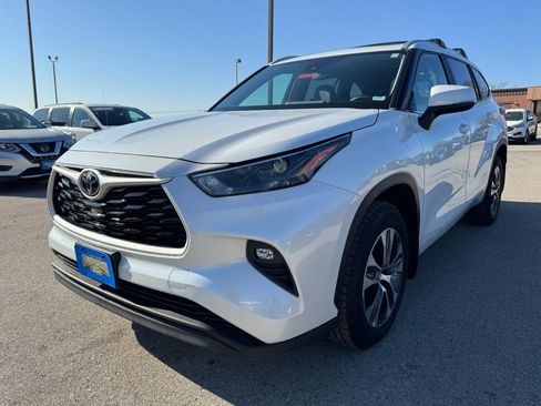 Used 2023 Toyota Highlander XLE image 8