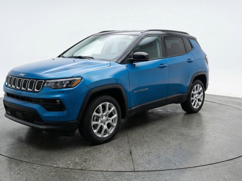 Used 2025 Jeep Compass Limited AWD/4WD image 3