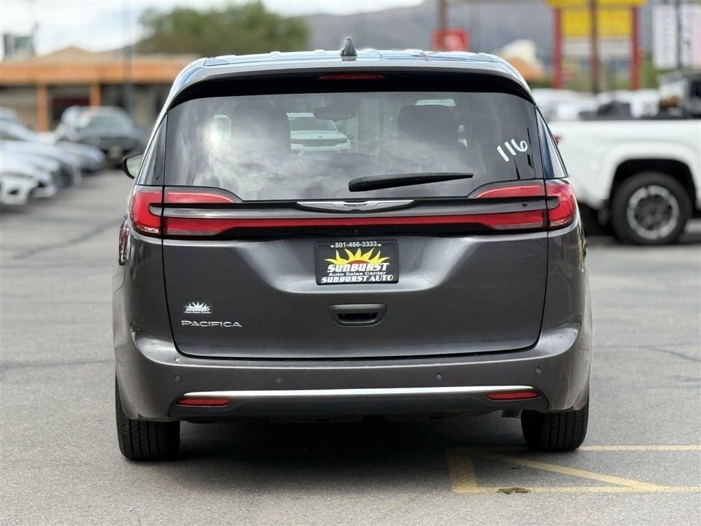 Used 2023 Chrysler Pacifica Touring-L FWD image 6