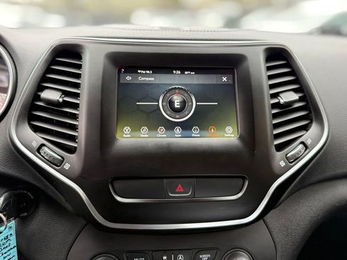 Used 2019 Jeep Cherokee Latitude w/ Popular Appearance Group AWD/4WD image 23