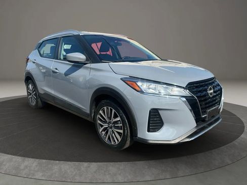 Used 2022 Nissan Kicks SV image 3