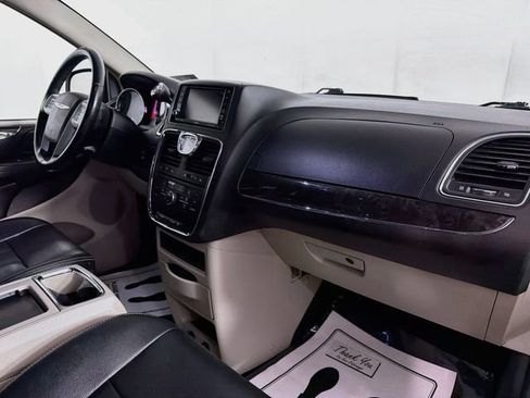 Used 2016 Chrysler Town & Country Touring FWD image 31