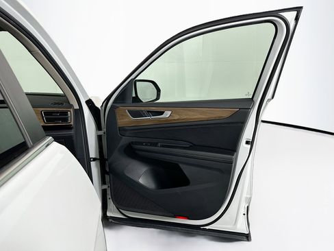 Used 2024 Volkswagen Atlas SE image 33