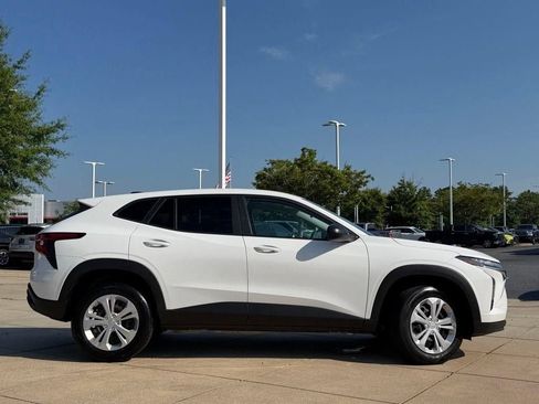 Used 2025 Chevrolet Trax LS FWD image 6