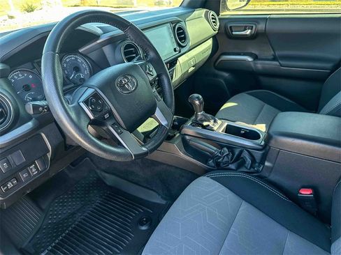 Used 2021 Toyota Tacoma TRD Off-Road image 12