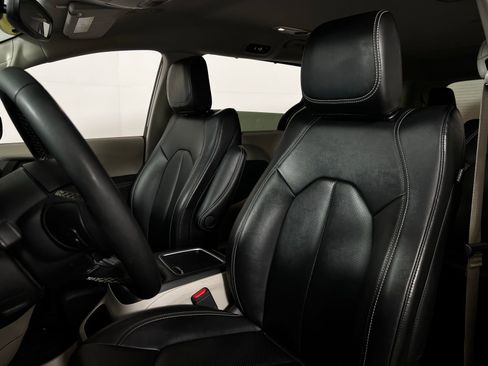 Used 2024 Chrysler Pacifica Touring-L image 13