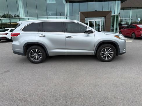 Used 2017 Toyota Highlander XLE FWD image 3