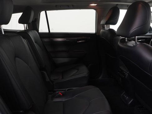 Used 2025 Toyota Highlander Platinum image 14