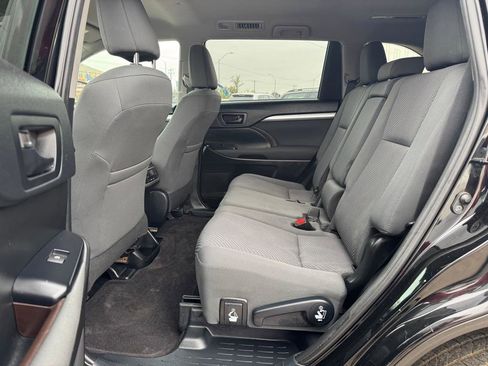 Used 2019 Toyota Highlander LE FWD image 11