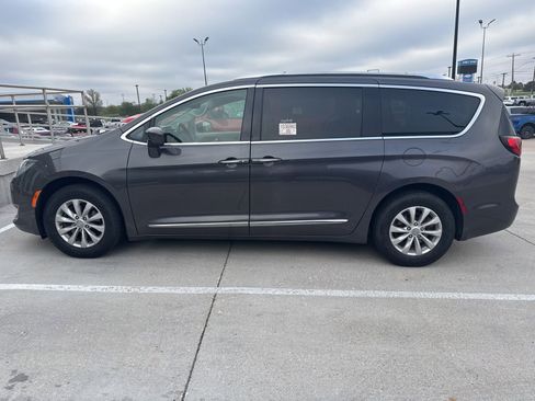 Used 2019 Chrysler Pacifica Touring-L FWD image 2