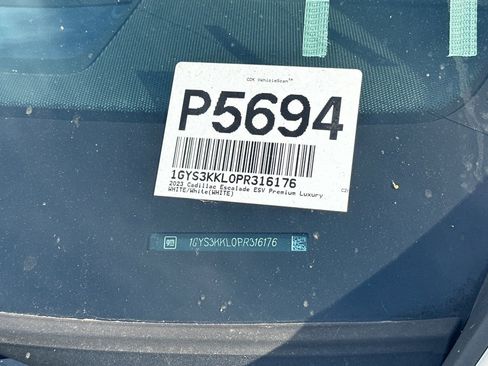 Used 2023 Cadillac Escalade ESV Premium Luxury image 3