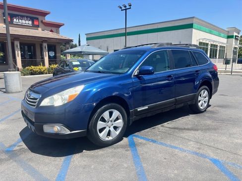 Used 2010 Subaru Outback 2.5i Premium AWD/4WD image 3