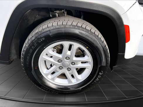 Used 2024 Jeep Grand Cherokee Laredo AWD/4WD image 34
