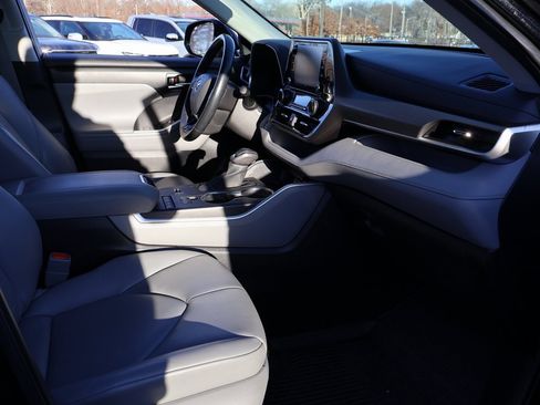 Used 2020 Toyota Highlander XLE image 7