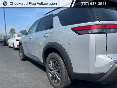 Used 2024 Nissan Pathfinder SV FWD image 4