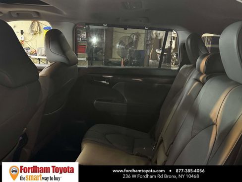 Used 2021 Toyota Highlander Limited AWD/4WD image 13