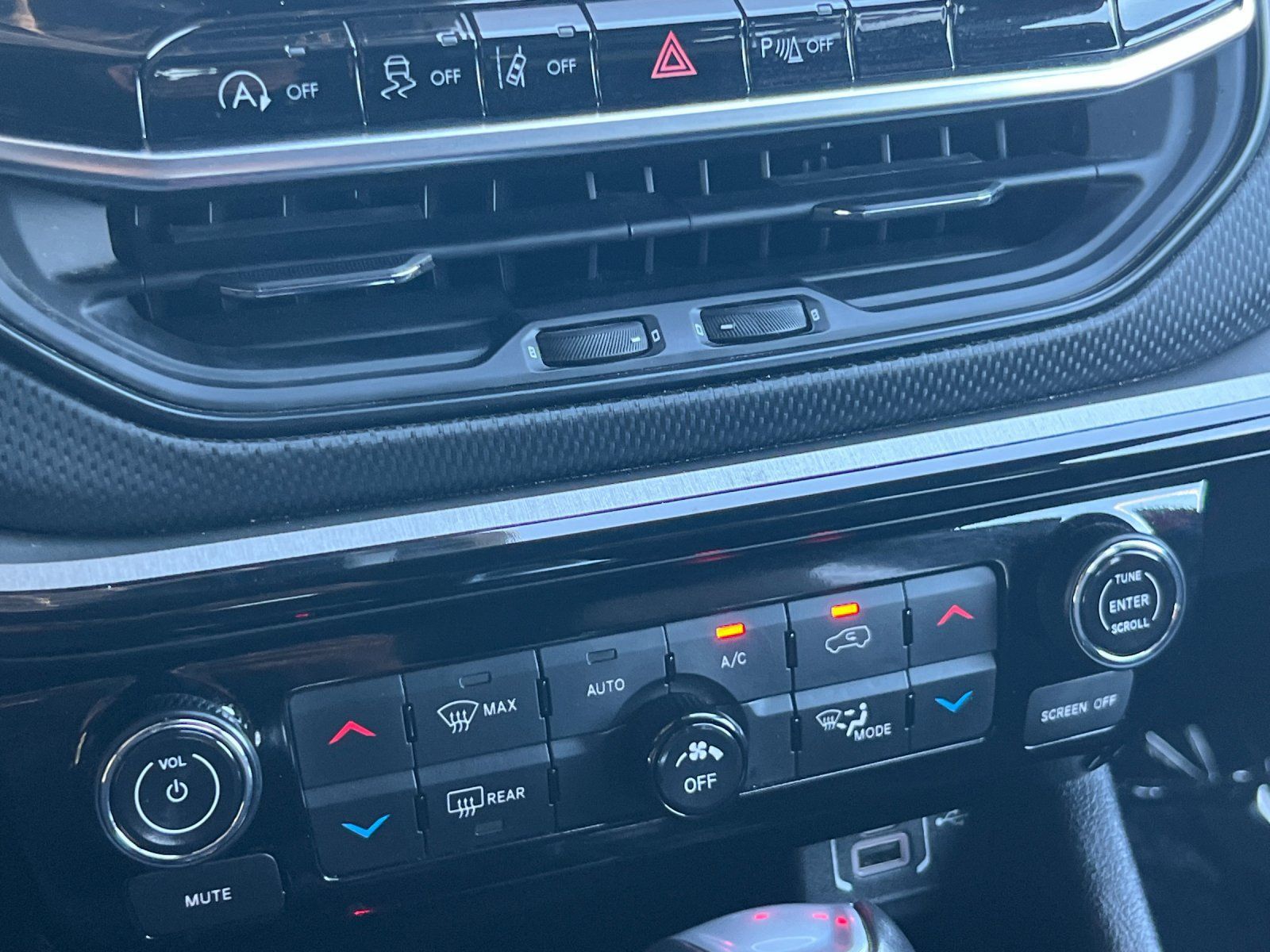 Used 2025 Jeep Compass Trailhawk AWD/4WD image 19